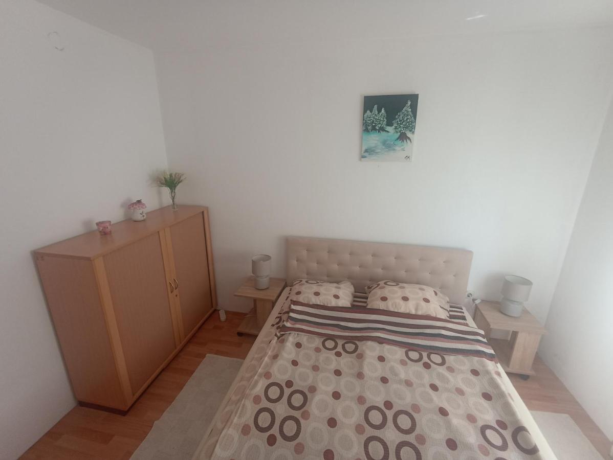 Sleep & Fly - Sarajevo Airport Apartment Esterno foto