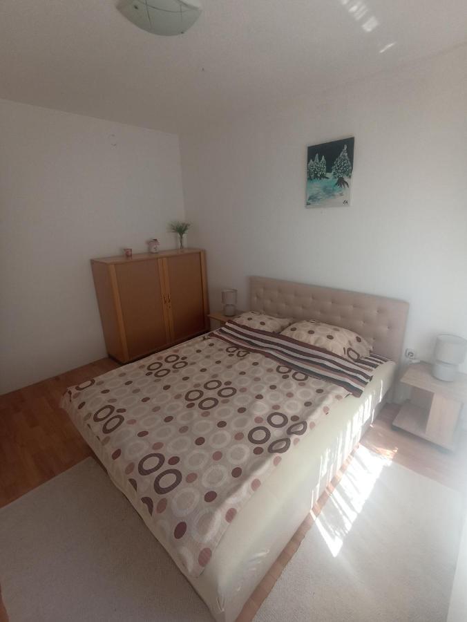 Sleep & Fly - Sarajevo Airport Apartment Esterno foto