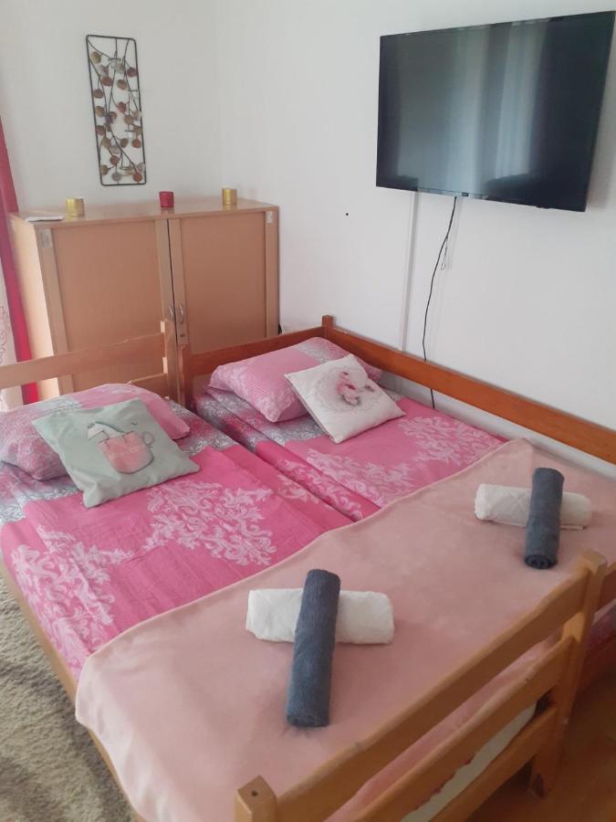 Sleep & Fly - Sarajevo Airport Apartment Esterno foto