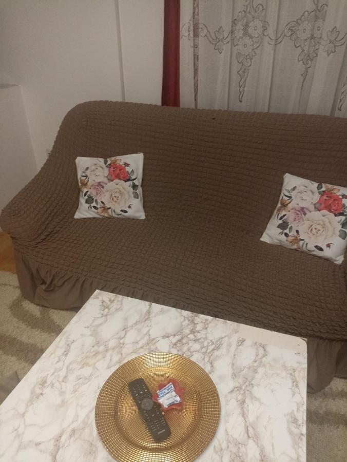 Sleep & Fly - Sarajevo Airport Apartment Esterno foto