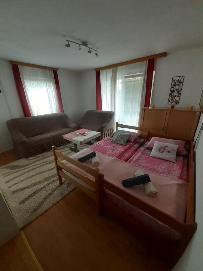 Sleep & Fly - Sarajevo Airport Apartment Esterno foto
