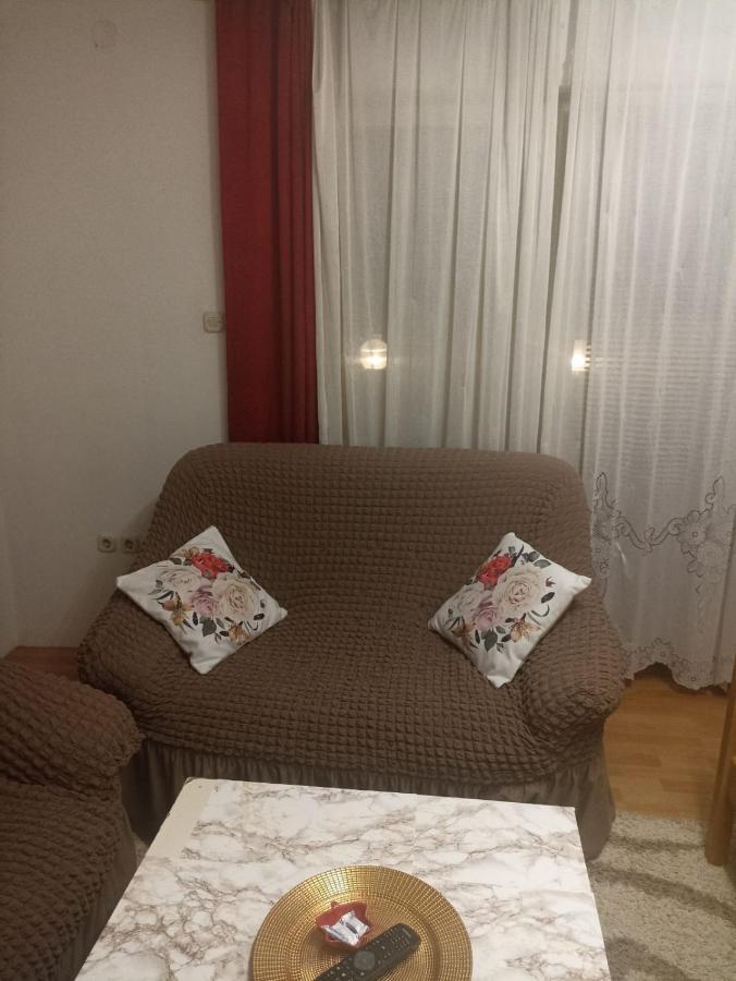 Sleep & Fly - Sarajevo Airport Apartment Esterno foto